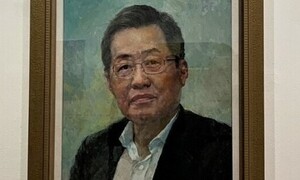 ‘홍준표 초상화’ 그린 동창 관장의 전시…과거 파행이 퇴행 부추겼다