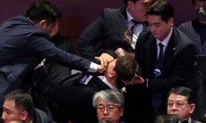 “대통령 심기경호 폭력”…강성희 의원 ‘입틀막 제압’ 야당 공조