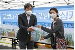 안심키트 배포하는 이남식 총장 안심키트 배포하는 이남식 총장