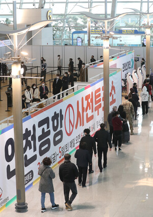 20대 대통령선거 사전투표 첫날인 4일 오후 인천공항 제1여객터미널 출국장에 마련된 사전투표소에서 시민들이 투표를 하기 위해 줄을 서 있다. 인천공항/신소영 기자 viator@hani.co.kr