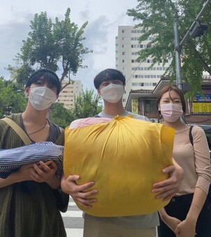 삼육마을 프로젝트 드림세탁팀이 이불세탁 서비스를 하고 있다. 삼육대 제공
