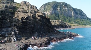 1만8천 년 전 태어난  젊은 ‘화산학 교과서’…수월봉 지질트레일