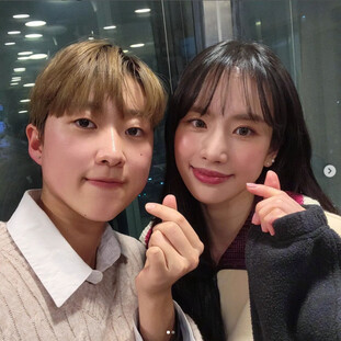 안산과 아이돌 그룹 우주소녀 설아. 안산은 그간 마마무 등 아이돌 그룹에 대한 관심을 여러 차례 드러냈다. 안산 인스타그램 갈무리