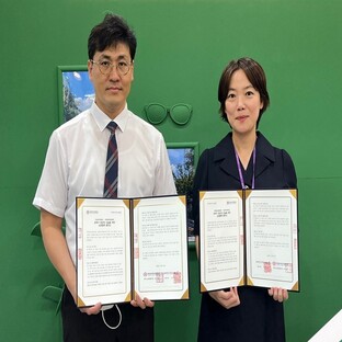 덕성여대-강북청년창업마루 협약식에서 덕성여대 진로취업지원센터 장영수 센터장과 강북청년창업마루 권혜진 센터장이 협약식에서 기념촬영을 하고 있다. 덕성여대 제공
