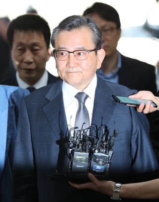 ‘김학의 불법 출국금지’ 논란에 법무부 “급박한 사정 고려해야”