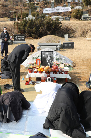 21일 오전 경기도 남양주시 모란공원에서 열린 고 백기완 통일문제연구소장 삼우제에서 유족들이 절을 하고 있다. 남양주/연합뉴스