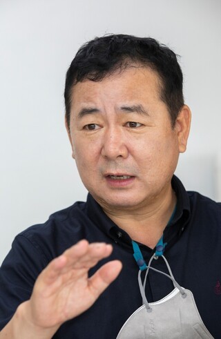 오기수 ‘행복한 광어’ 대표(왼쪽)가 기자와 만나 광어 생산에 대해 설명하고 있다.&nbsp;