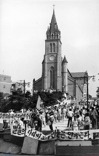 1985년 재야와 정치권을 아우르는 범민주연대기구로 출범한 민통련은 87년 6월항쟁을 주도해 시민혁명의 승리를 이끌어냈다. 사진은 87년 6월13일 서울 명동성당을 출발하고 있는 ‘호헌철폐 시위’ 행렬이다. 사진 박용수 작가 제공