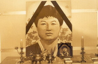 1991년 4월26일 명지대 신입생 강경대군이 시위 도중 ‘백골단’이 휘두른 쇠파이프에 맞아 사망하자 분노한 학생·시민들의 분신이 이어졌다. &lt;한겨레&gt; 자료사진