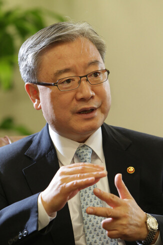 김석동 신임 한진칼 이사회 의장. 한겨레 자료사진