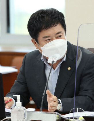 지난해 국정감사에 나선 국민의힘 정찬민 의원의 모습. 공동취재사진단.