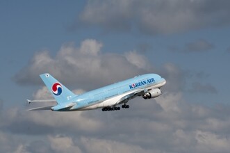 &nbsp; &nbsp; &nbsp;대한항공 'A380' 항공기가 이륙하고 있다. 대한항공 제공