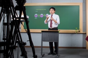 &nbsp; &nbsp; &nbsp; &nbsp; &nbsp; &nbsp; &nbsp; &nbsp;학교 강의 촬영 모습. 원광디지털대 제공