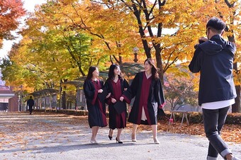 &nbsp; 단풍과 함께 기념사진을 촬영하는 졸업생들. 덕성여대 제공