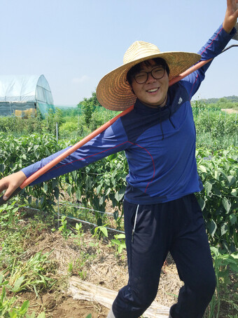 농부의 길을 선택한 최원석군. 자연농법에 관심 있는 최군은 방송대에서 농학을 배우고 있다. 방송대 제공