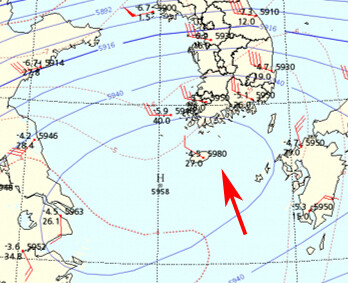 5일 아침 제주도 인근의 지위고도를 표시한 일기도. 제주도 중심에 지위고도 5980gmp가 표시돼 있다. 기상청 제공 ※ 이미지를 누르면 크게 볼 수 있습니다.