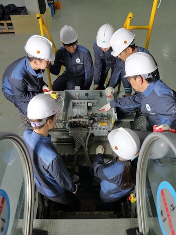승강기공학부 학생들이 실습을 하고 있다.  한국승강기대 제공