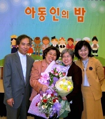 부스러기선교회에서 이사장과 사무국장으로 함께 활동하던 2006년 ‘아동인의 밤’에서 고 강명순(오른쪽 둘째) 목사와 필자 이경림(맨 오른쪽) 대표. 성남지역아동센터 제공