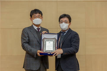 이문규 전자전기컴퓨터공학부 교수가 제33차 한국전자파학회로부터 학술상을 수상하고 있다. 서울시립대 제공