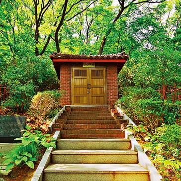 도곡근린공원(매봉산) 숲에 있는 산신제당.