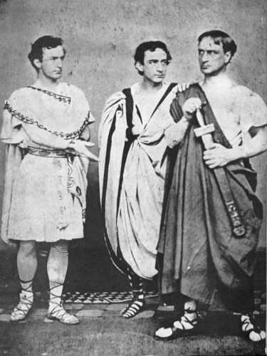 1864년 셰익스피어의 작품 ‘줄리어스 시저’에 출연한 연극배우 존 윌크스 부스, 에드윈 토머스 부스, 둘의 아버지 주니어스 브루터스 부스(왼쪽부터). 위키미디어 코먼스
