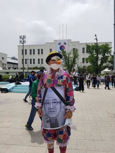 지난해 5월 광대 복장을 한 채 전두환 만행을 규탄하고 있는 이지현 5·18부상자회 초대회장.