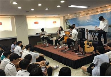 수원 대평고등학교 학생들이 ‘예술공감터’에서 공연을 하고 있다. 경기도교육청 제공 수원 대평고등학교 학생들이 ‘예술공감터’에서 공연을 하고 있다. 경기도교육청 제공
