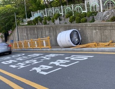 지난달 28일 오전 부산 영도구 한 초등학교 등굣길에 1.5톤짜리 원통형 화물이 굴러와 어린이 1명이 숨지고 어린이와 어른 등 3명이 다치는 사고가 발생했다. 사진은 등굣길로 굴러온 화물 모습. 부산경찰청 제공