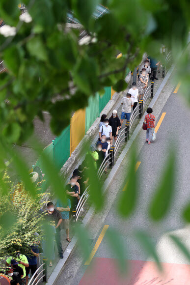 10일 서울 구로구 보건소 선별진료소에서 시민들이 검사를 받기 위해 길게 줄을 서 있다. 연합뉴스