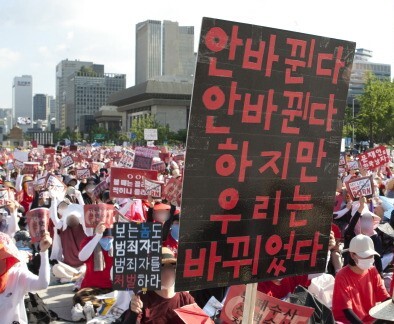 지난해 8월4일 오후 광화문 광장에서 열린 ‘불법촬영 편파수사 규탄 4차 시위’에서 참가자들이 구호를 외치고 있다. &lt;한겨레&gt; 자료사진