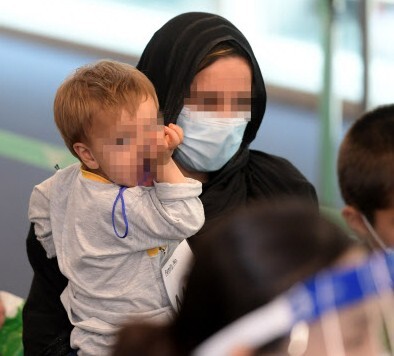 과거 한국을 도왔던 아프가니스탄 협력자와 그 가족들이 26일 오후 우리 공군 수송기에 탑승해 인천공항에 도착, 코로나19 유전자 증폭(PCR) 검사를 받기 위해 보안구역으로 이동하고 있다. 사진공동취재단