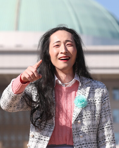 2020년 총선에 녹색당 비례대표 후보로 나섰던 고 김기홍씨가 지난 2019년 11월 22일 오후 국회 앞에서 &lt;한겨레&gt;와 인터뷰 중 밝게 웃고 있다. 백소아 기자 thanks@hani.co.kr