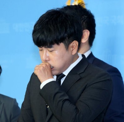 부양의무를 소흘히 한 가족이 재산을 상속받지 못하게 하는 이른바 ‘구하라법’이 20대 국회에서 자동 폐기된 지난해 5월, 국회 소통관 기자회견장에서 구씨의 친오빠 호인씨가 21대 국회에서 해당 법안 통과를 호소하고 있다. 연합뉴스 부양의무를 소흘히 한 가족이 재산을 상속받지 못하게 하는 이른바 ‘구하라법’이 20대 국회에서 자동 폐기된 지난해 5월, 국회 소통관 기자회견장에서 구씨의 친오빠 호인씨가 21대 국회에서 해당 법안 통과를 호소하고 있다. 연합뉴스