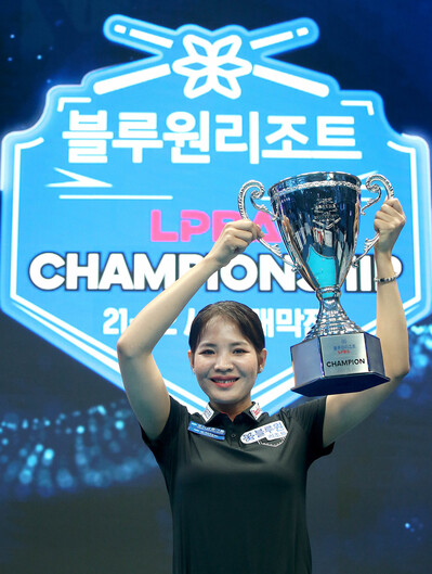 스롱 피아비가 20일 경주 블루원리조트에서 열린 2021~2022 프로당구 개막전 여자부 우승을 차지한 뒤 기뻐하고 있다. PBA 제공