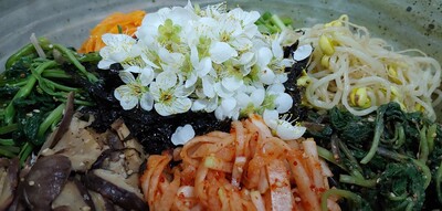 봄의 향기를 오감으로 맛보게 하는 정위 스님의 매화꽃비빔밥은 입소문으로 퍼져 책까지 내게 만든 ‘특별한 음식’이다. 사진 김경애 기자