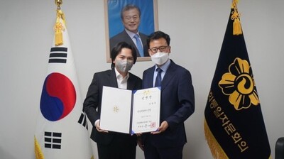왼쪽부터 임형주 테너와 배기찬 민주평통 사무처장. 사진 디지엔콤 제공