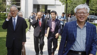 고 김선택(맨 오른쪽) ‘강기훈의 쾌유와 명예회복을 위한 시민모임' 집행위원장을 비롯한 회원들이 ‘유서대필 조작 사건’ 22년 만인 2014년 2월 14일 대법원의 ‘자살방조 혐의’ 무죄확정 판결을 직접 방청한 뒤 밝은 표정으로 기자회견을 하러 가고 있다. 사진 민중의소리 제공