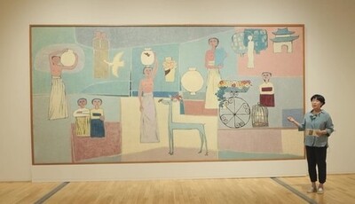 ‘이건희컬렉션’ 가운데 김환기의 최대 작품인 ‘여인들과 항아리’(1950년대 후반)를 소개하고 있는 국립현대미술관 박미화 학예연구관.