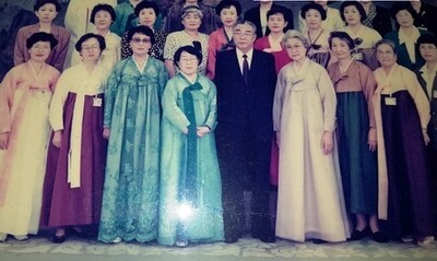 1992년 9월 평양에서 열린 제2차 ‘아시아의 평화와 여성의 역할 토론회’ 때 김일성 주석과 만난 남북 여성 대표들. 사진 평화를만드는여성회 제공