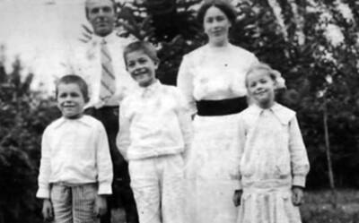 1910년대 공주에서 살던 시절의 우리암(뒷줄 왼쪽) 선교사 가족. 맏아들 우광복(앞줄 가운데)과 딸 올리브(앞줄 오른쪽)은 공주선교사묘역에 잠들어 있다. 공주시 제공
