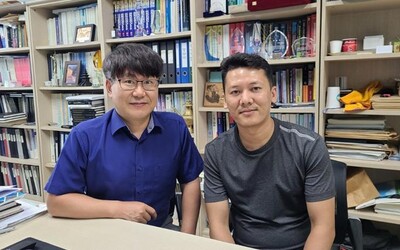 광운대 전자공학과 연구팀의 박재영(왼쪽) 교수와 박사과정 연구원 푸카르. 사진 광운대 제공