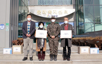 왼쪽부터 변영국 거진읍장, 안보영 거진초 교장, 김효남 대위 , 지준천 거성초 교장. 육군 제공