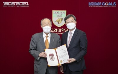 왼쪽부터 천신일 이사장과 정진택 총장. 고려대 제공