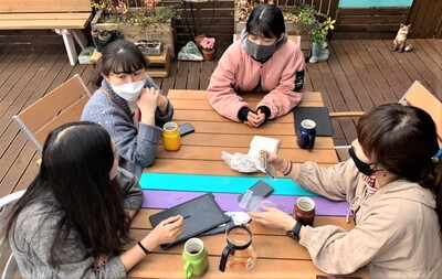 창원행복마을학교 교사와 청소년들이 ‘행복 꾸러미’ 나눔 행사를 논의하고 있다. 사진 창원행복마을학교 제공