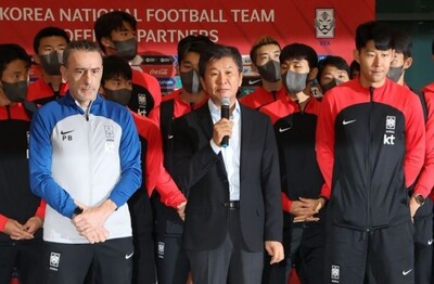 정몽규(가운데) 대한축구협회장이 지난 7일 오후 인천국제공항에서 한국 축구대표팀의 파울루 벤투(왼쪽) 감독, 주장 손흥민 선수와 함께 인터뷰를 하고 있다. 연합뉴스