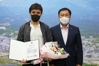 왼쪽부터 율다세프 알리아크바르와 김진하 양양군수. 사진 양양군청 제공