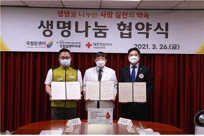 왼쪽부터 한성일 전국보건의료노조 국립암센터지부장, 서홍관 국립암센터 원장, 김동석 서울중앙혈액원장. 국립암센터 제공