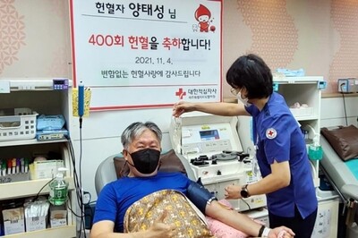 400회째 헌혈중인 양태성씨. 제주도혈액원 제공