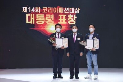 왼쪽부터 한성에프아이 김영철 대표, 주영준 산업통상자원부 실장, 카카오스타일 서정훈 대표. 한국패션산업협회