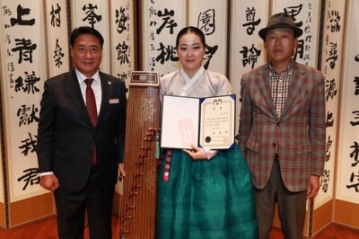 가야금 연주자 허윤정(가운데)씨. 영동군 제공